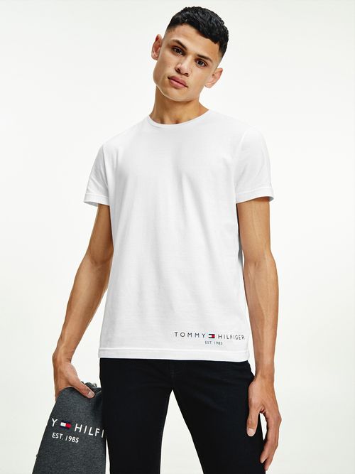 Camiseta-de-algodon-organico-con-logo-en-bajo