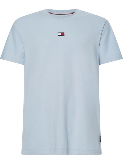 Camiseta-con-logo-distintivo-bordado
