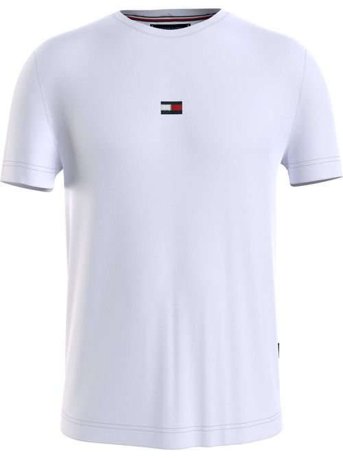 Camiseta-con-logo-distintivo-bordado