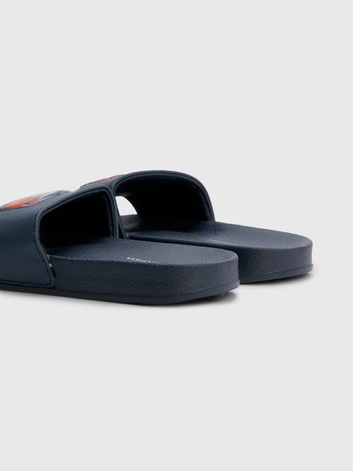 CHANCLETAS-DE-PISCINA-CON-LOGO-TH-EN-LA-PALA