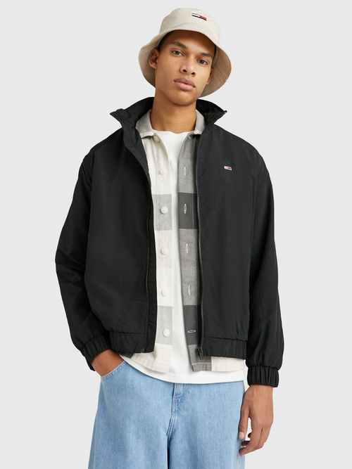 CHAQUETA-CON-PARCHE-CON-LOGO-ESSENTIAL