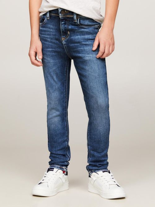 Jeans-scanton-y-ajustados-con-lavado-oscuro