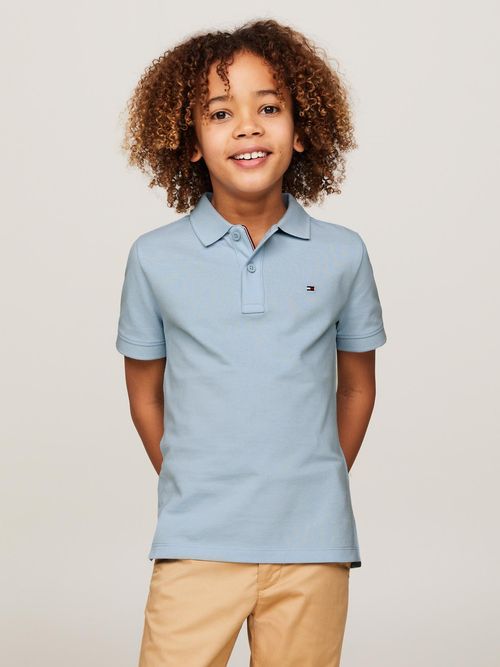 Polo-con-logo-y-corte-regular-essential