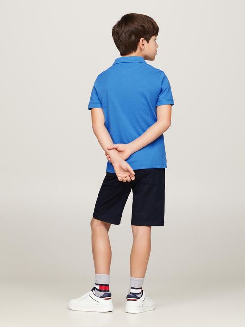 Polo-con-logo-y-corte-regular-essential
