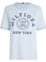 Camiseta-Varsity-con-logo-monograma-en-grande