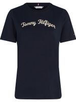 Camiseta-con-logo-en-fuente-Script-bordado