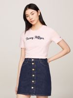 Camiseta-con-logo-en-fuente-Script-bordado