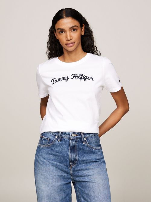 Camiseta-con-logo-en-fuente-Script-bordado