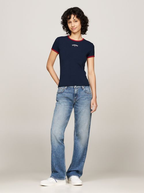 Camiseta-universitaria-de-corte-slim