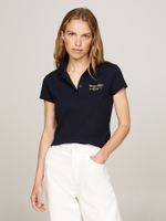 Polo-de-corte-slim-con-logo-en-fuente-Script