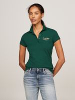 Polo-de-corte-slim-con-logo-en-fuente-Script