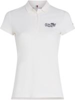 Polo-de-corte-slim-con-logo-en-fuente-Script