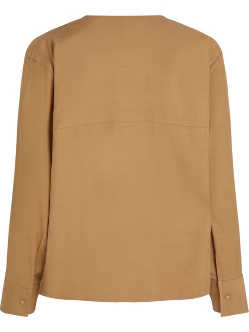 Blusa-amplia-con-boton-en-relieve
