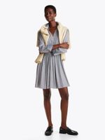 Vestido-corto-de-estilo-evase-con-cinturon