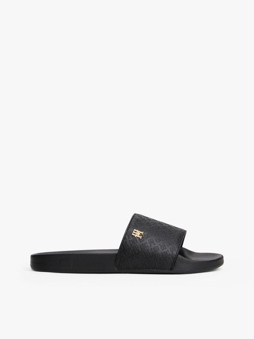 Chancletas-con-monogramas-TH-en-relieve