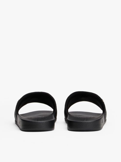 Chancletas-con-monogramas-TH-en-relieve