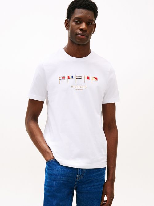Camiseta-con-cuello-redondo-y-logo