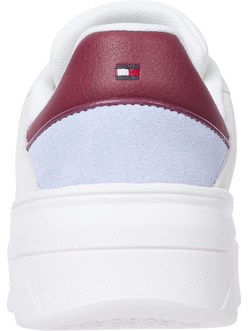 Zapatillas-de-baloncesto-con-texturas-mixtas