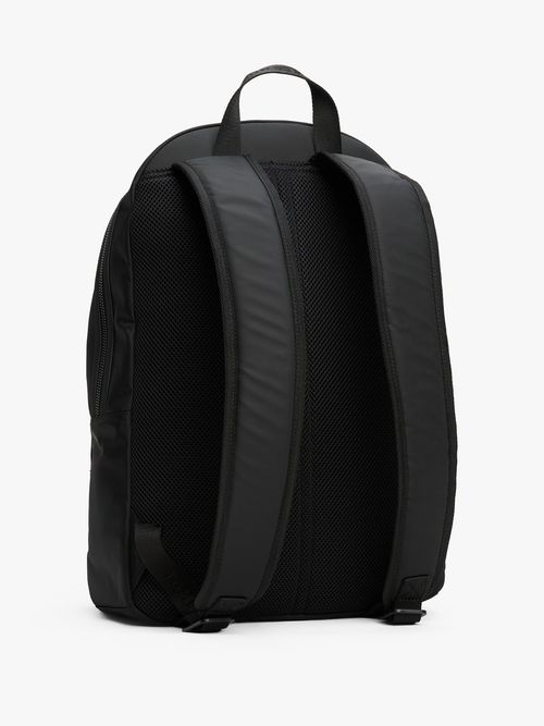 Mochila-con-logo-metalico