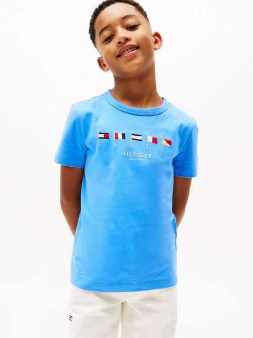 Camiseta-con-cuello-redondo-y-logo