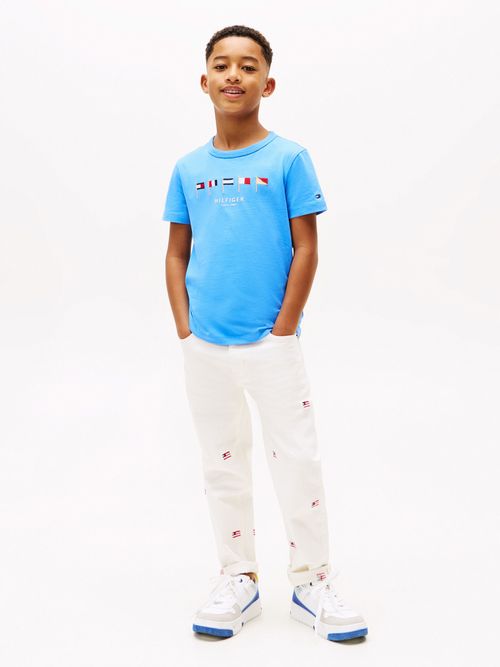 Camiseta-con-cuello-redondo-y-logo