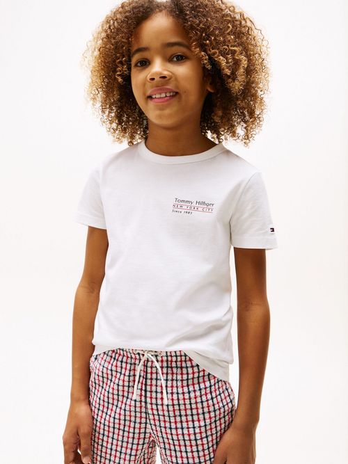 Camiseta-con-logo-mascota-en-la-parte-trasera