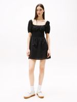 Vestido-de-minivolantes-con-cuello-cuadrado