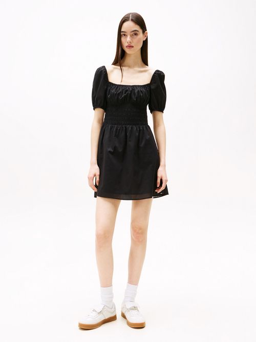 Vestido-de-minivolantes-con-cuello-cuadrado