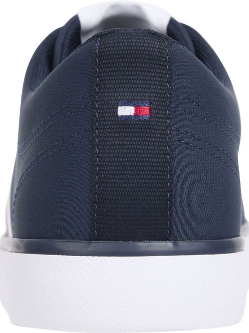 Zapatillas-con-logo-en-la-cinta