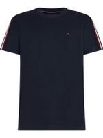 Camiseta-con-rayas-distintivas