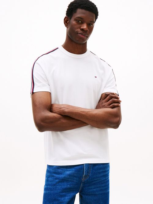 Camiseta-con-rayas-distintivas