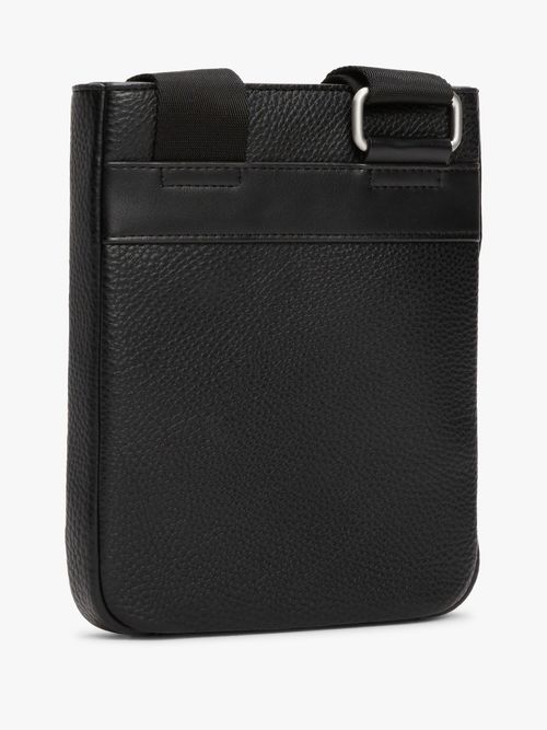 Bolso-cruzado-con-logo-metalico