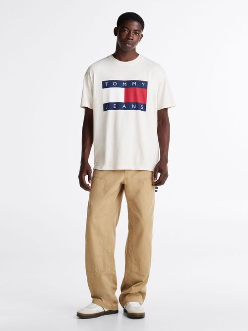 Camiseta-amplia-con-parche-del-logo