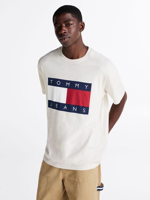 Camiseta-amplia-con-parche-del-logo