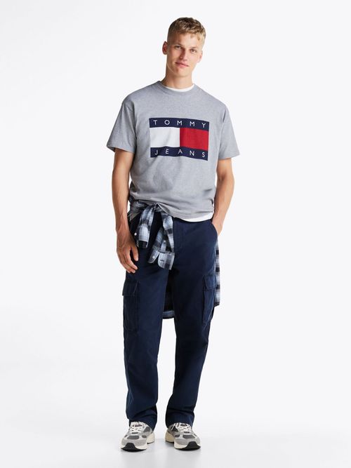 Camiseta-amplia-con-parche-del-logo