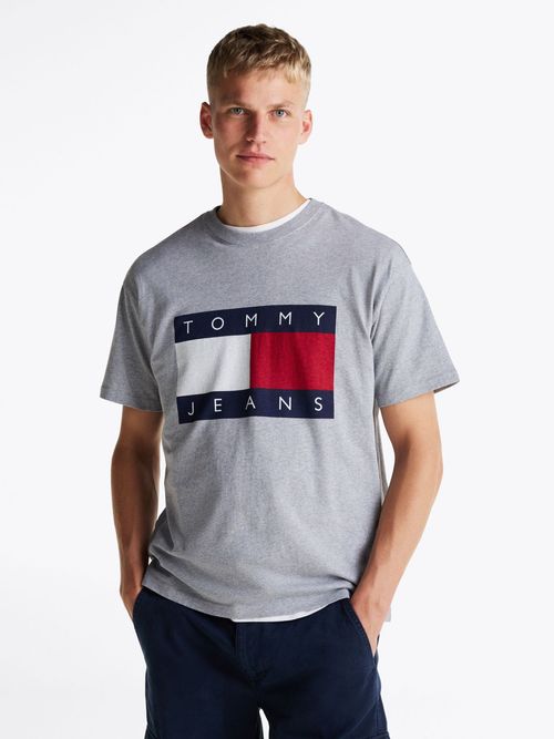 Camiseta-amplia-con-parche-del-logo