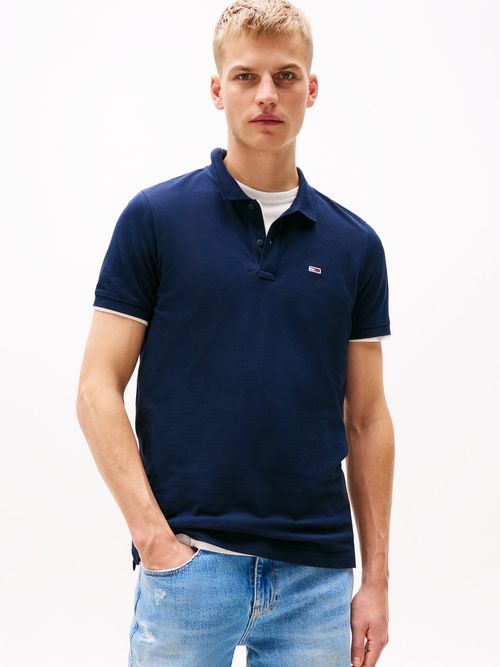 Polo-de-corte-slim-con-parche-con-logo