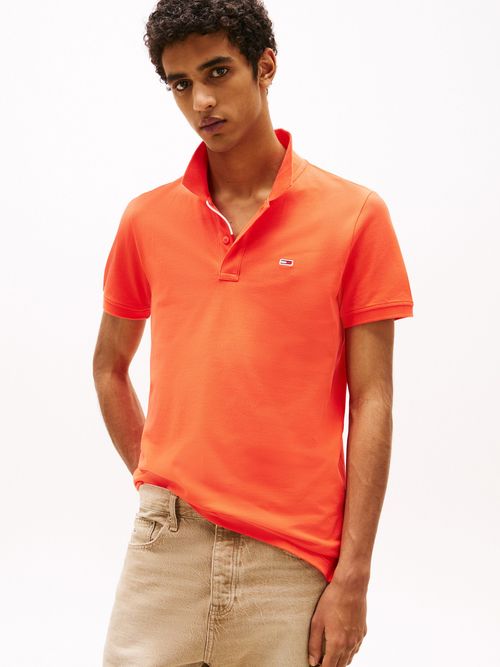 Polo-de-corte-slim-con-parche-con-logo