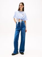 Camiseta-anudada-corte-cropped-con-parche
