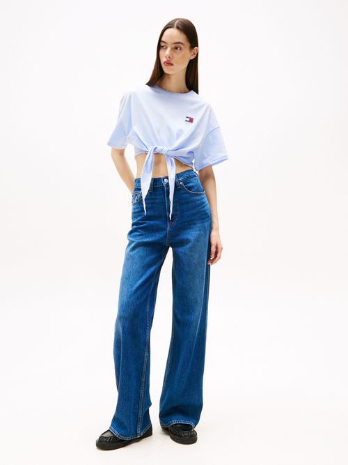 Camiseta-anudada-corte-cropped-con-parche