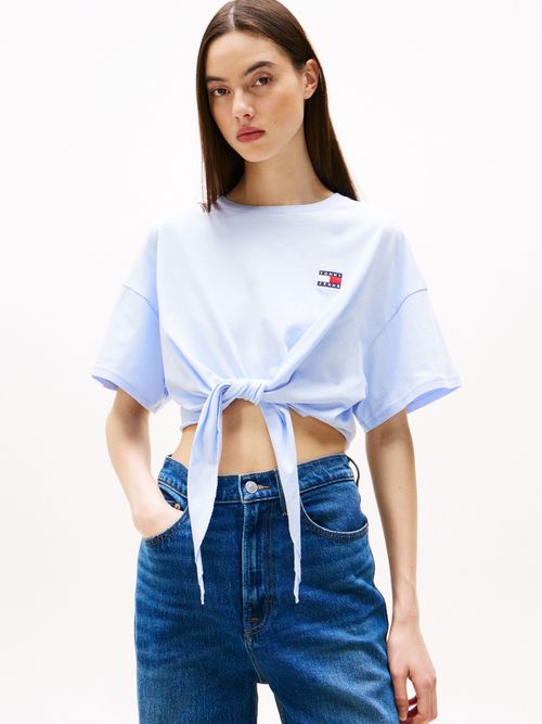 Camiseta-anudada-corte-cropped-con-parche