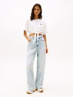 Camiseta-anudada-corte-cropped-con-parche
