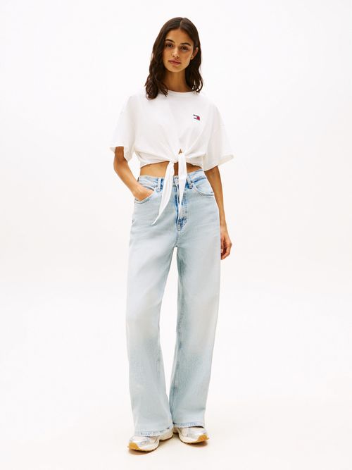 Camiseta-anudada-corte-cropped-con-parche