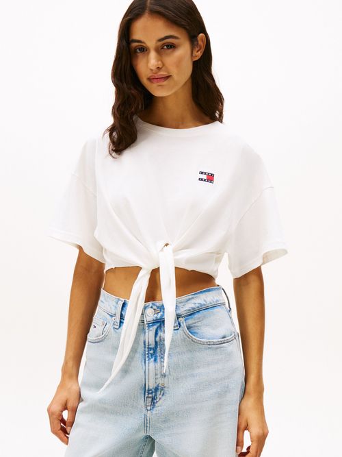 Camiseta-anudada-corte-cropped-con-parche