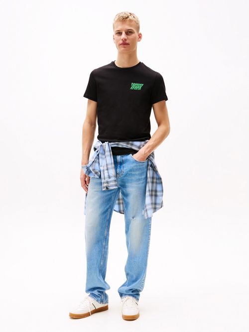 Camiseta-slim-con-logo-estilo-burbuja