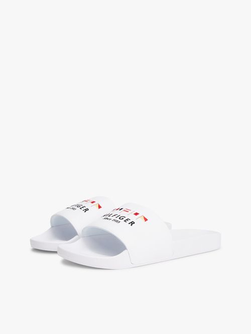 Chancletas-de-piscina-con-logo-bordado