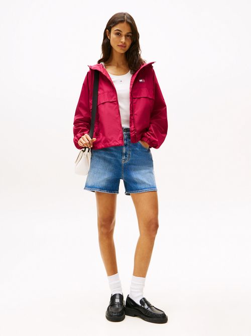 Chaqueta-cortavientos-con-parche