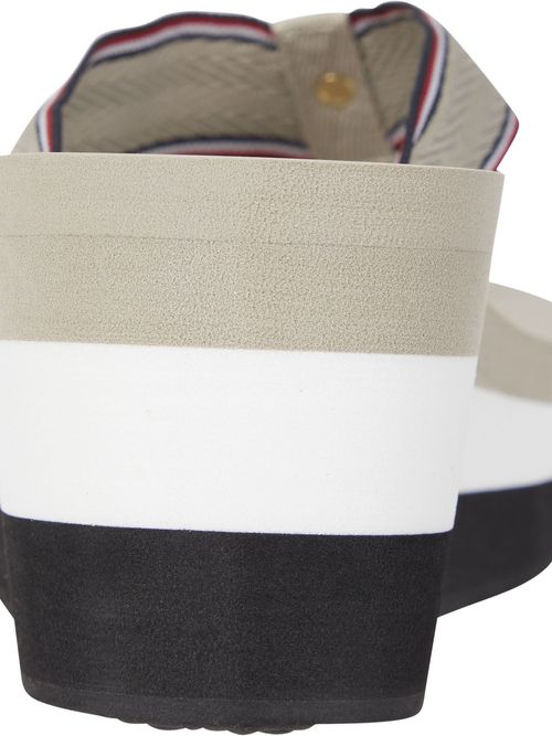 Sandalias-de-plataforma-con-diseño-de-rayas