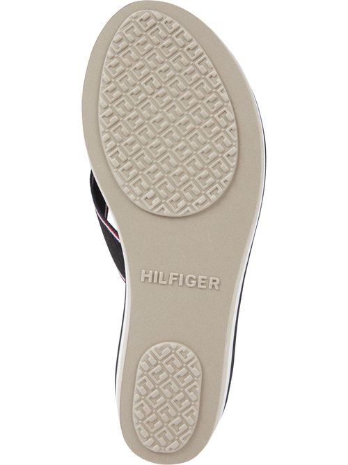 Sandalias-de-plataforma-con-diseño-de-rayas