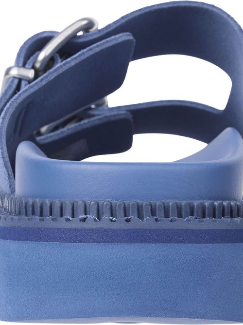 Sandalias-dentadas-con-dos-tiras-de-ante